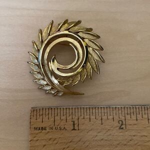 Vintage Jewelry Gold Leaf Swirled into Wreath Brooch